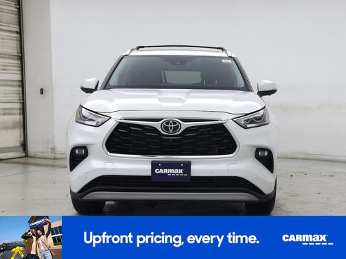 White 2023 Toyota Highlander Platinum