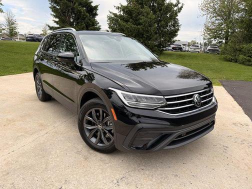 Deep Black Pearl 2022 Volkswagen Tiguan 2.0T SE 4MOTION