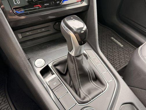 Deep Black Pearl 2022 Volkswagen Tiguan 2.0T SE 4MOTION