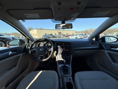 2018 Volkswagen Golf TSI SE