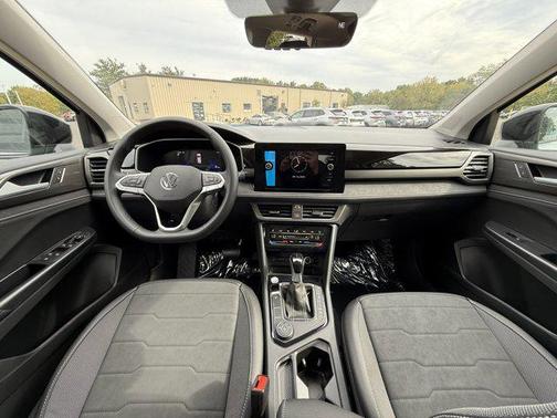 2025 Volkswagen Taos 1.5T SE Black