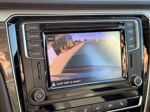 2018 Volkswagen Passat 2.0T SEL Premium