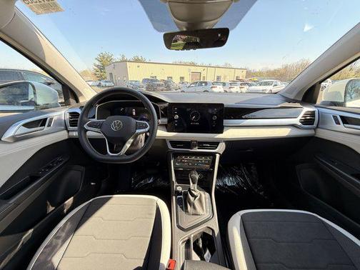 Pure White 2026 Volkswagen Taos SE