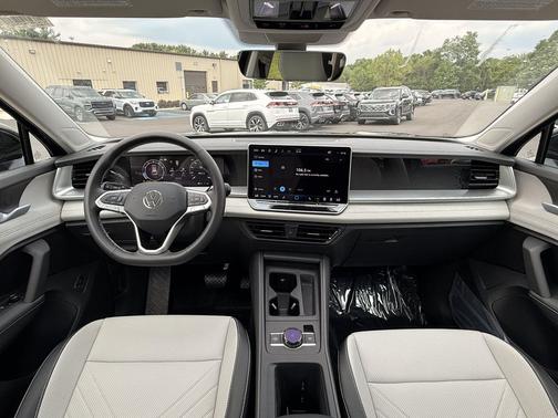 Deep Black Pearl 2026 Volkswagen Tiguan 2.0T SE