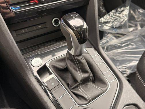 Deep Black Pearl 2026 Volkswagen Taos SEL