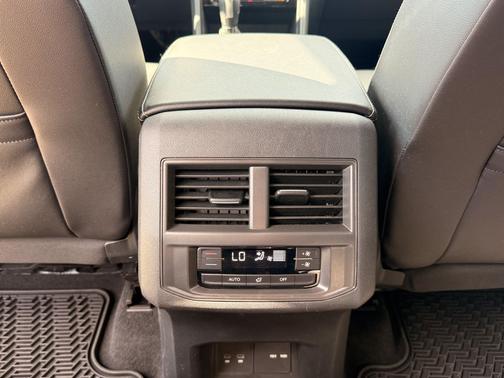 White 2023 Volkswagen Atlas 3.6L SE w/Technology