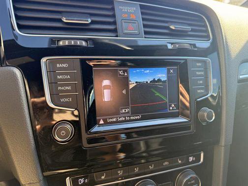 2015 Volkswagen Golf R 4-Door w/DCC & Navigation