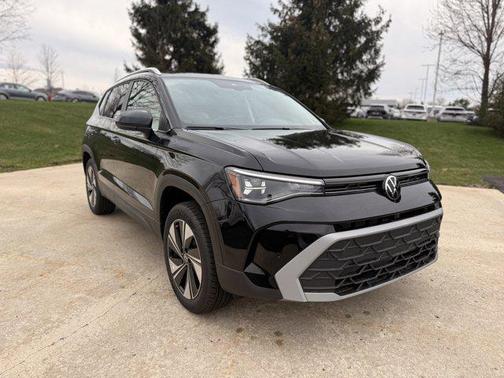 Deep Black Pearl 2026 Volkswagen Taos SE Black