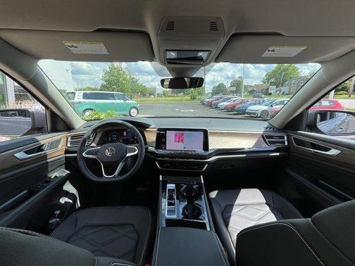 2025 Volkswagen Atlas 2.0T SE w/Technology 4MOTION