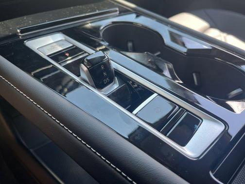 2025 Volkswagen Atlas 2.0T SE w/Technology 4MOTION