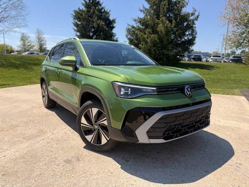 Bright Moss Green Metallic 2026 Volkswagen Taos SE