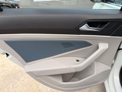 Opal White Pearl 2027 Volkswagen Jetta 1.4T SE