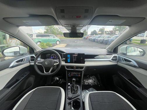 2025 Volkswagen Taos 1.5T SE