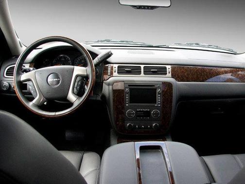 White Diamond Tricoat 2010 GMC Yukon XL Denali