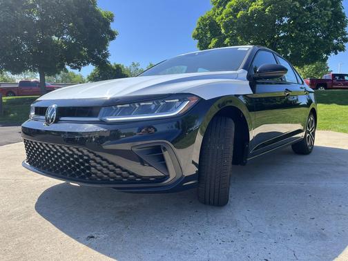 Deep Black Pearl 2026 Volkswagen Jetta 1.4T S