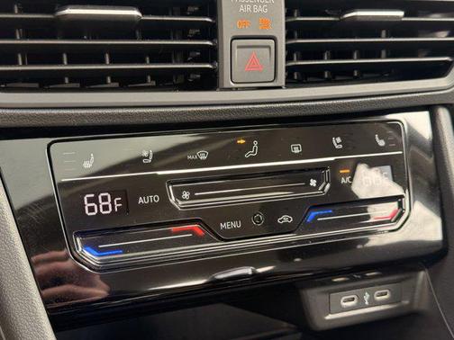 Deep Black Pearl 2025 Volkswagen Jetta 1.5T SEL