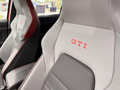 2025 Volkswagen Golf GTI 2.0T SE DSG