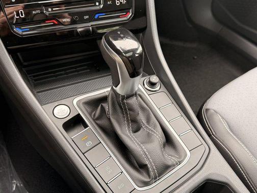 Platinum Gray Metallic 2026 Volkswagen Jetta 1.4T SE