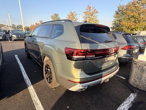 Avocado Green Pearl 2026 Volkswagen Atlas Peak Edition