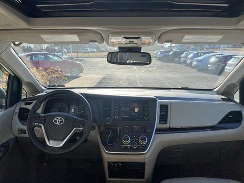 2020 Toyota Sienna XLE