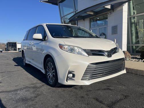 2020 Toyota Sienna XLE