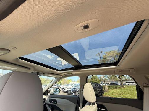 Pearl White Tricoat 2023 Nissan Rogue SV