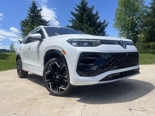 opal white pearl 2026 Volkswagen Tiguan 2.0T SEL R-Line 4MOTION