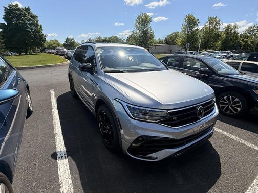 Silver 2023 Volkswagen Tiguan 2.0T SE R-Line Black 4MOTION