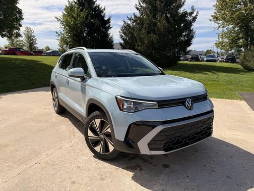 Monument Gray 2027 Volkswagen Taos SE
