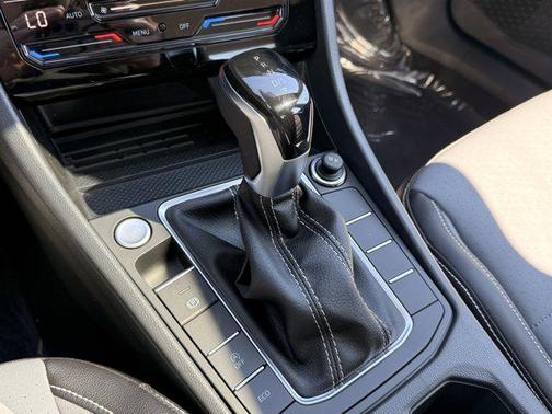 Opal White Pearl 2026 Volkswagen Jetta 1.4T SE