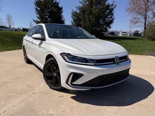 Opal White Pearl 2026 Volkswagen Jetta 1.4T SE