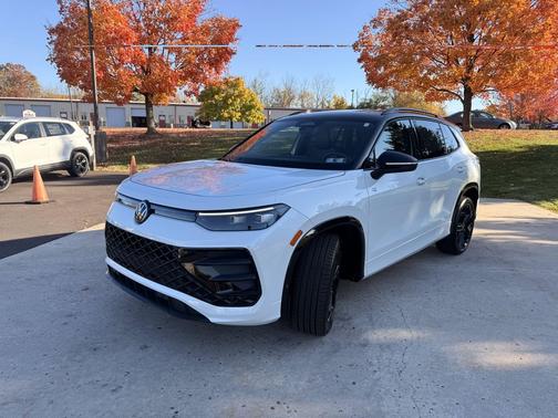 Opal White w/Deep Black Roof 2026 Volkswagen Tiguan 2.0T SE R-Line Black 4MOTION