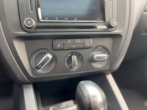Gray 2016 Volkswagen Jetta 1.4T SE