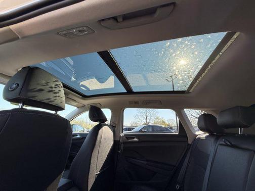Pure White w/Deep Black Roof 2026 Volkswagen Taos SE Black