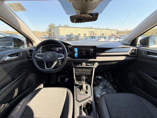 Pure White w/Deep Black Roof 2026 Volkswagen Taos SE Black