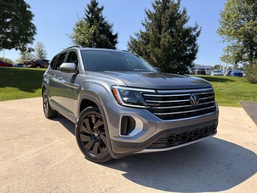 Platinum Gray Metallic 2024 Volkswagen Atlas 2.0T SE w/Technology 4MOTION