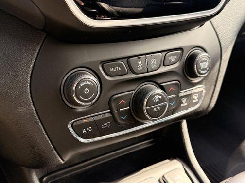 Diamond Black Crystal Pearlcoat 2019 Jeep Cherokee Limited