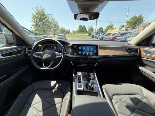 2025 Volkswagen Atlas 2.0T SE w/Technology 4MOTION
