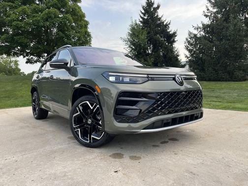 Avocado Green w/Deep Black Roof 2026 Volkswagen Tiguan 2.0T SEL R-Line 4MOTION