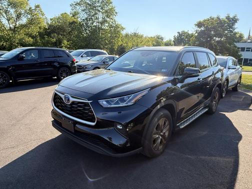 Black 2023 Toyota Highlander Hybrid XLE