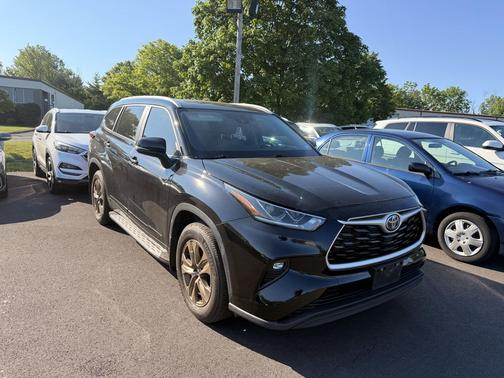 Black 2023 Toyota Highlander Hybrid XLE