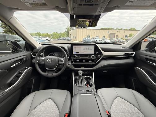 Black 2023 Toyota Highlander Hybrid XLE