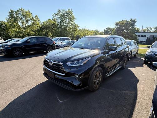 Black 2023 Toyota Highlander Hybrid XLE