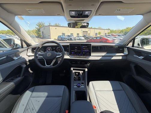 Pure White 2025 Volkswagen Tiguan 2.0T SE 4MOTION