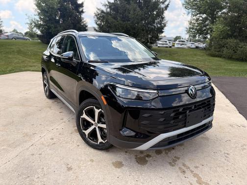 deep black pearl 2026 Volkswagen Tiguan 2.0T SE