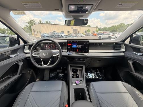 deep black pearl 2026 Volkswagen Tiguan 2.0T SE