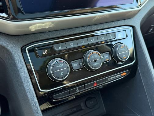 Racing Green Metallic 2022 Volkswagen Atlas 3.6L SEL