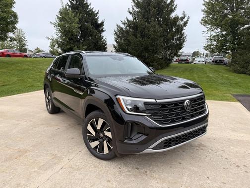 Deep Black Pearl 2026 Volkswagen Atlas Cross Sport 2.0T SE w/Technology 4MOTION