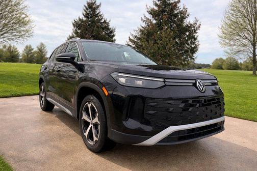 Deep Black Pearl 2026 Volkswagen Tiguan 2.0T SE 4MOTION