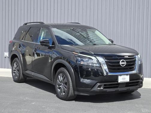 Black 2024 Nissan Pathfinder SV